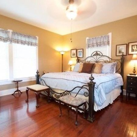 Granbury Gardens Bed And Breakfast Room photo