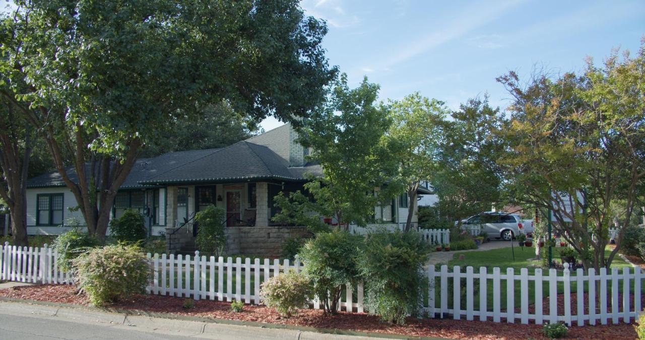 Granbury Gardens Bed And Breakfast Exterior photo