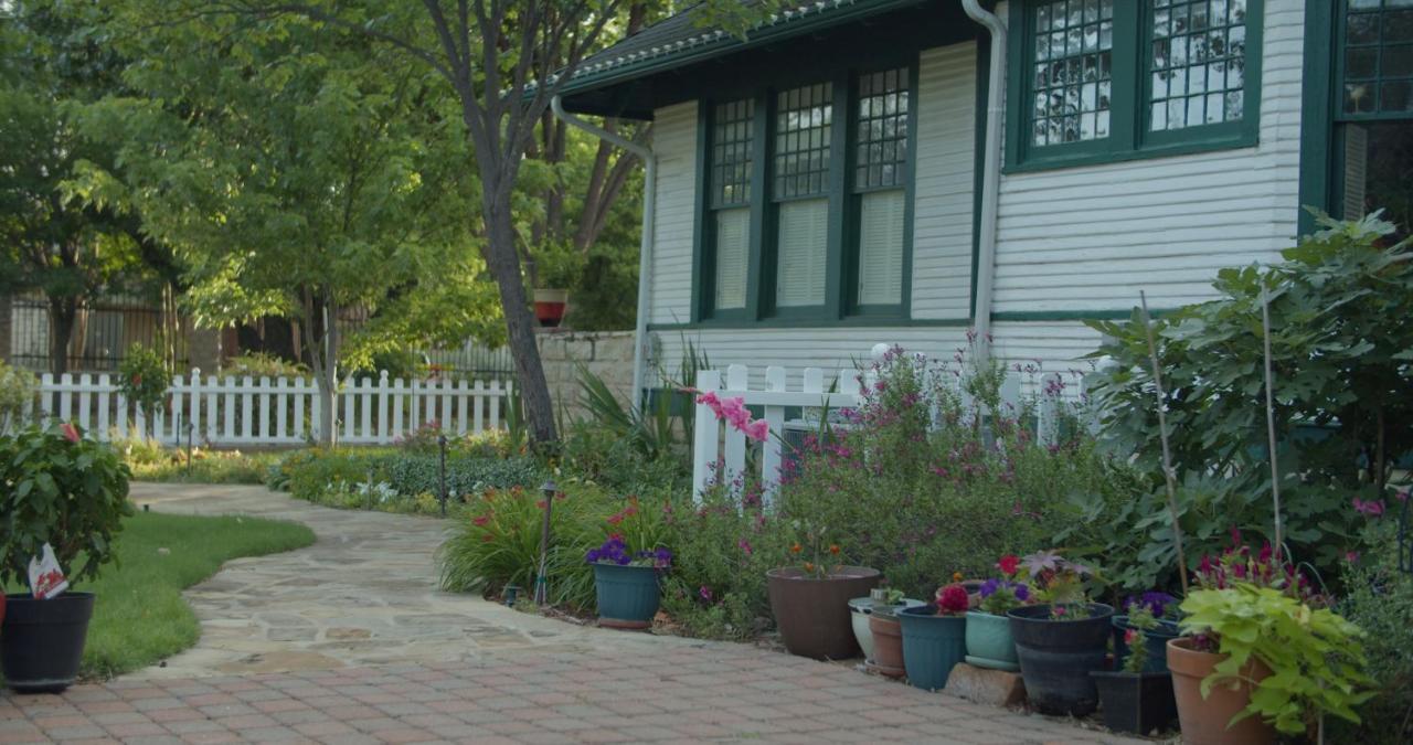 Granbury Gardens Bed And Breakfast Exterior photo