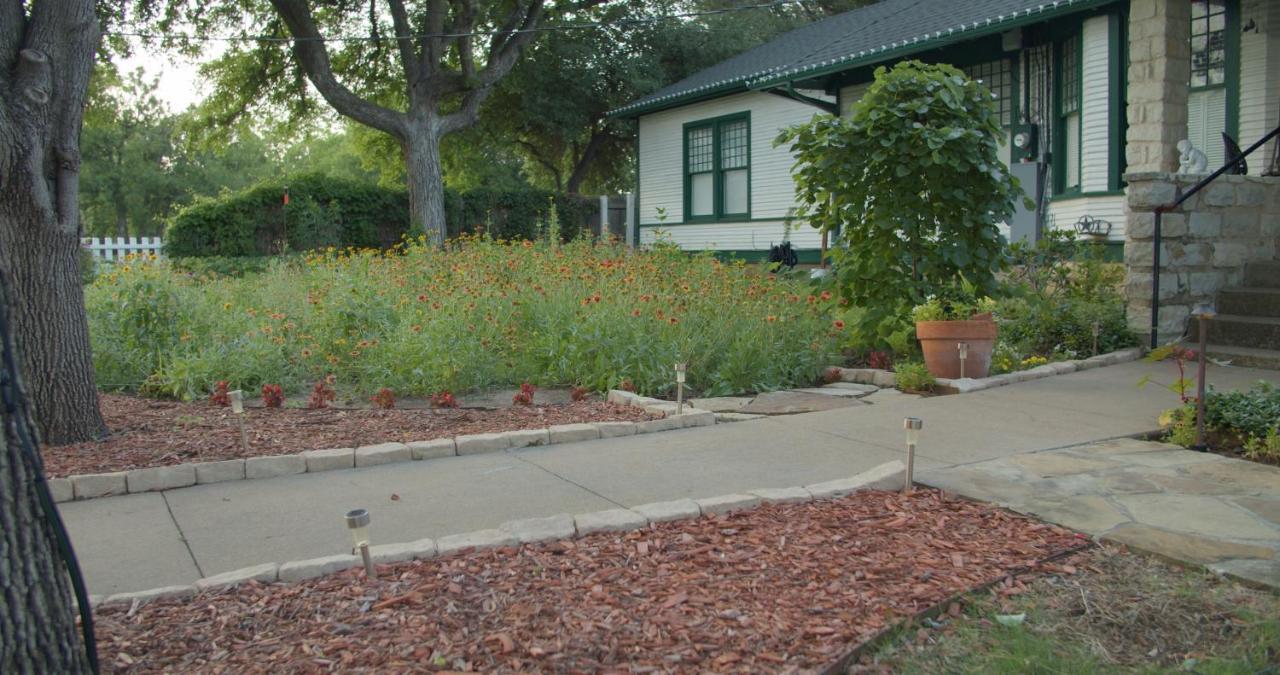 Granbury Gardens Bed And Breakfast Exterior photo