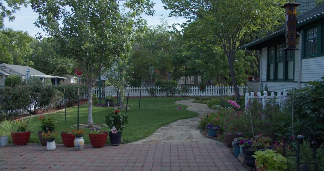 Granbury Gardens Bed And Breakfast Exterior photo