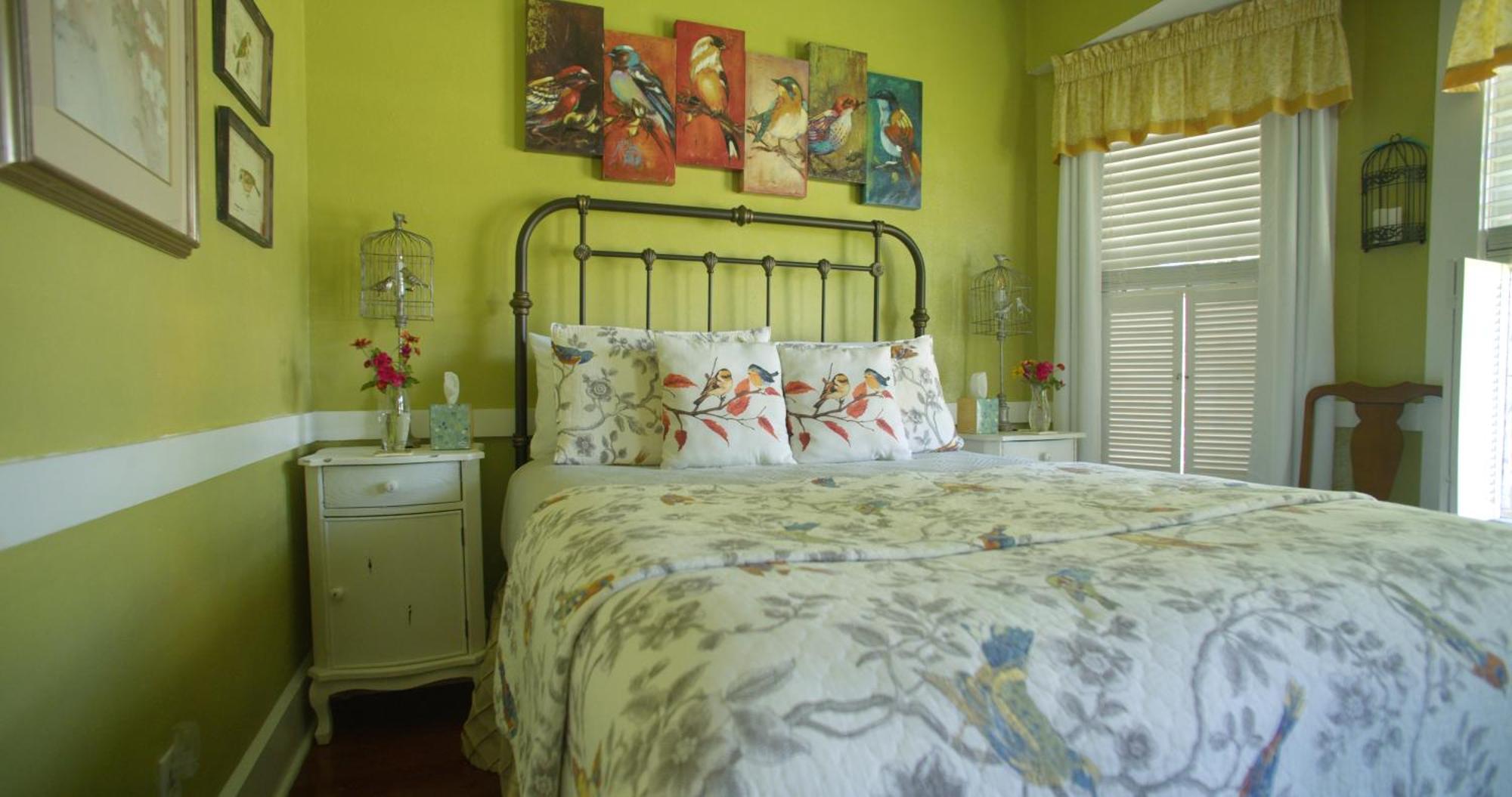 Granbury Gardens Bed And Breakfast Room photo