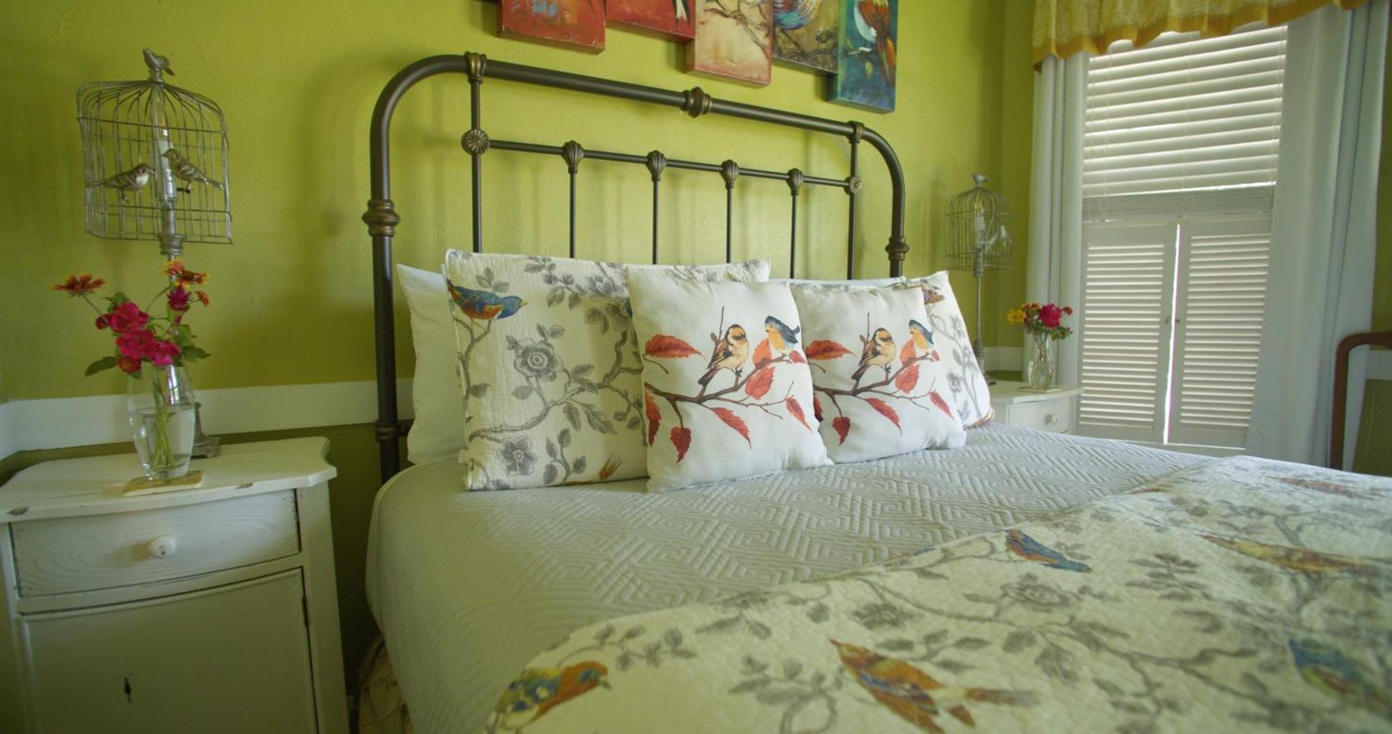 Granbury Gardens Bed And Breakfast Room photo