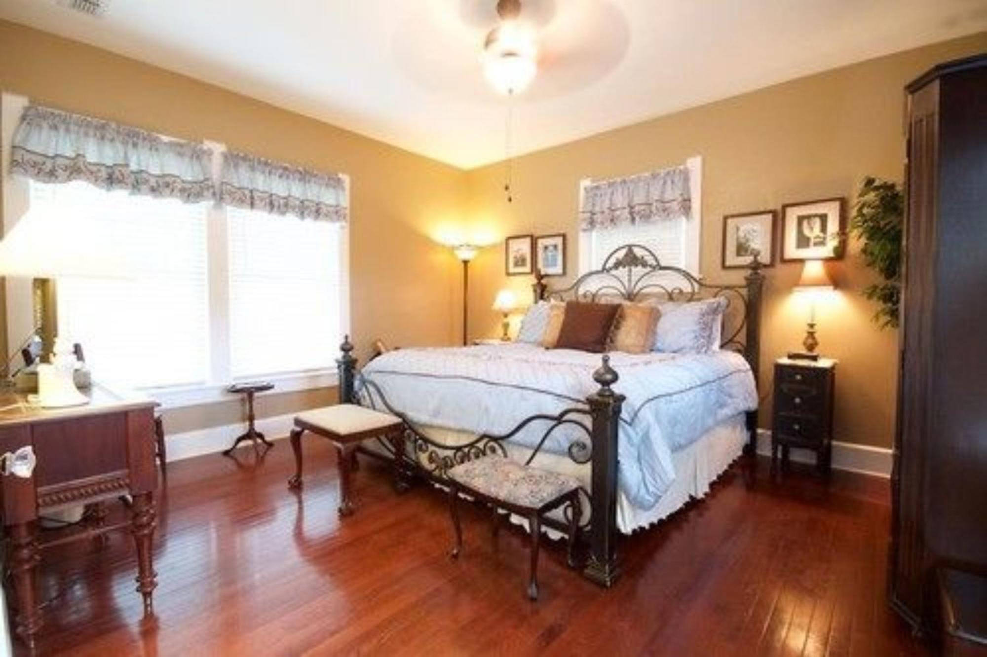 Granbury Gardens Bed And Breakfast Room photo